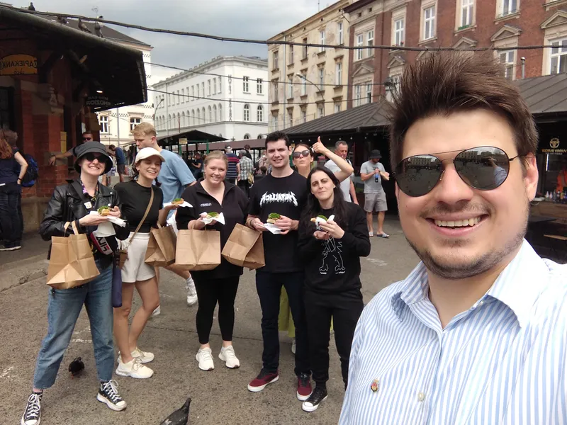 A tour group with zapiekanki at the Okrąglak kiosk on Plac Nowy, Kazimierz