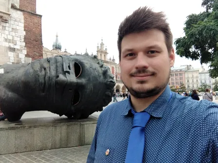 Konrad on the Main Square in Kraków, beside the Eros Bendato head sculpture